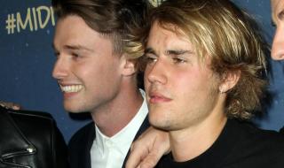 JustinBieber《aslongasyouloveme》的英文歌词 justinbieber电影